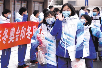 1月23日，在北京交通大學，首批冬奧志愿者準備出發(fā)。當日，北京交通大學首批冬奧志愿者集結出發(fā)。據(jù)了解，首批80名師生志愿者將在國家體育館開展志愿服務工作。新華社記者 任超 攝.jpg