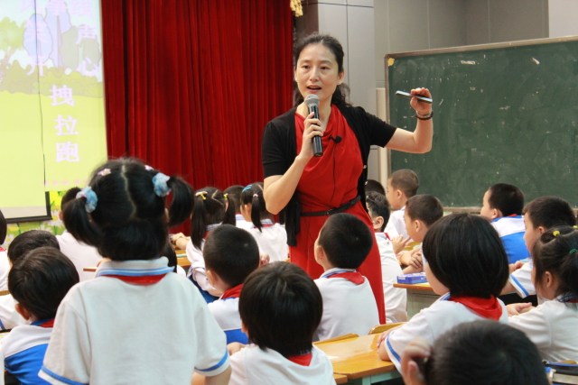 p50 圖1 學校教師在課堂上開展啟發(fā)式教學，與學生互動。吳春嬈 供圖.jpg