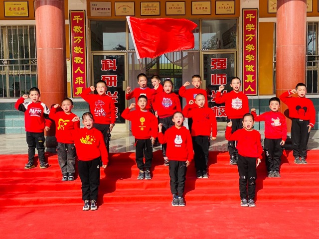 三年級學(xué)生在“紅星閃閃耀我前行”活動中表演紅歌《童心向黨》.JPG