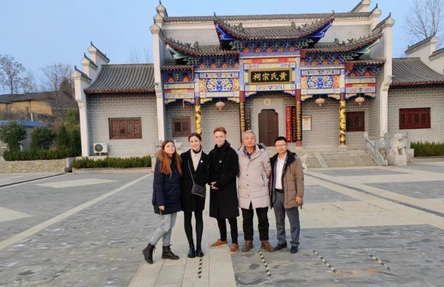 武漢輕工大學(xué)留學(xué)生一行在堰頭垸村“黃氏宗祠”前合影.jpg