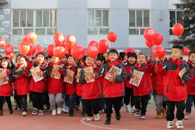 01——2月19日，甘肅省平?jīng)鍪嗅轻紖^(qū)西大街小學(xué)教育集團，學(xué)生們領(lǐng)取到新課本后在校園里高興地奔跑。.JPG