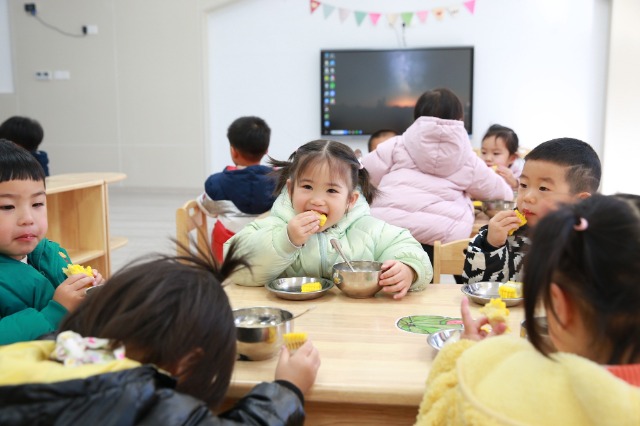 錦江幼兒園托班點(diǎn)心時(shí)間 幼兒園供圖.JPG