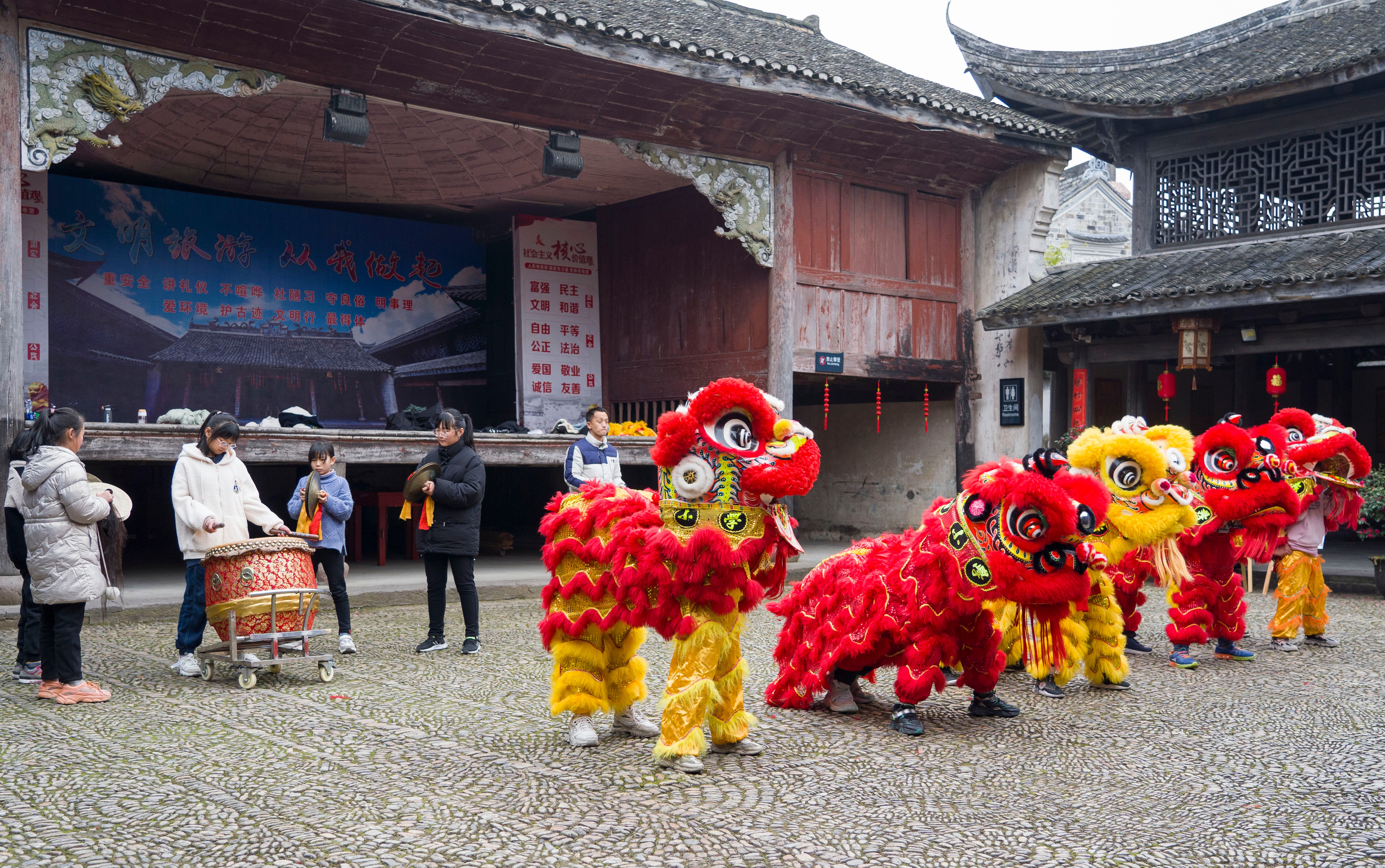 雄獅少年張鎮(zhèn)浩和舞獅隊(duì)的隊(duì)友們一起訓(xùn)練 寧海縣教育局供圖.jpg