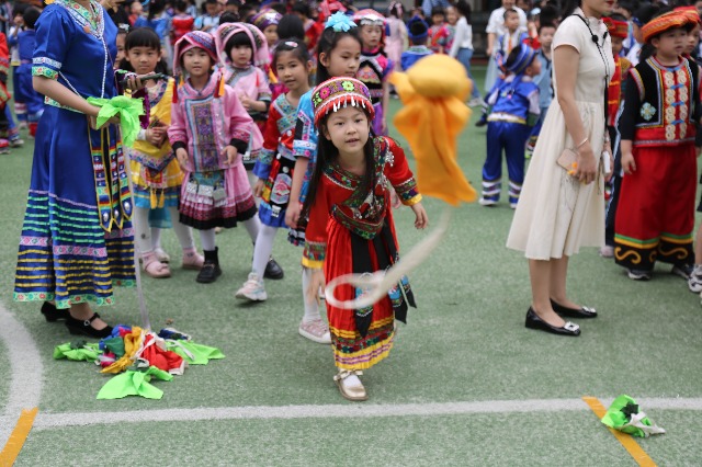 南寧市星湖小學一、二年級的學生開展了壯族競技項目“背簍繡球”.JPG