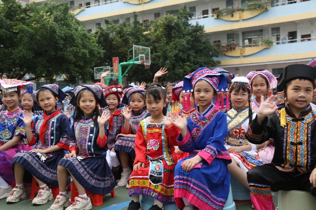 南寧市星湖小學的學生們穿上了鮮艷的民族服裝喜迎壯族“三月三”節(jié)日的到來.JPG