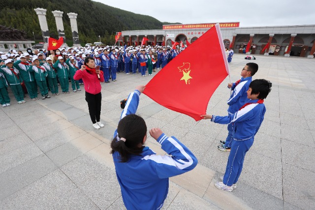 09——5月26日，甘肅省平?jīng)鍪嗅轻紖^(qū)西大街小學(xué)教育集團(tuán)在六盤山紅軍長征紀(jì)念館舉行少先隊員入隊儀式。.JPG