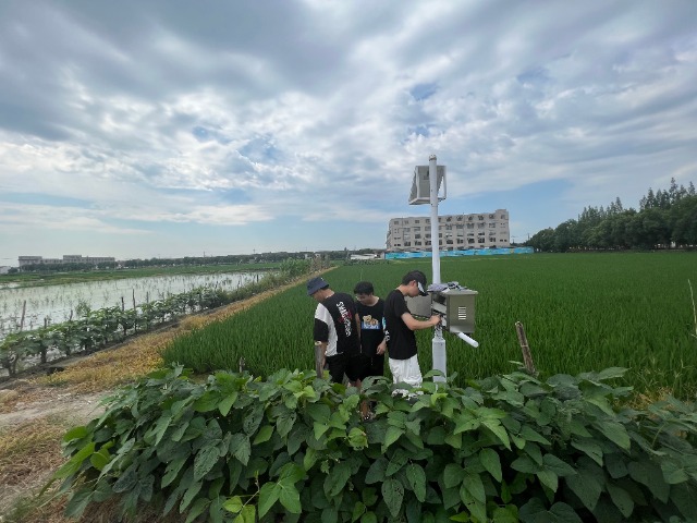 寧波財經學院大學生深入田間地頭檢修設備 學校供圖.jpg