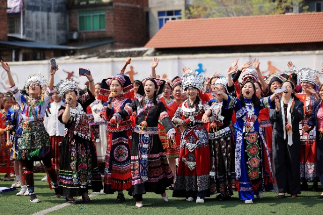 圖1：4月9日，在廣西柳州市融安縣實驗小學校園，師生們在進行山歌對唱。（譚凱興 攝）.JPG