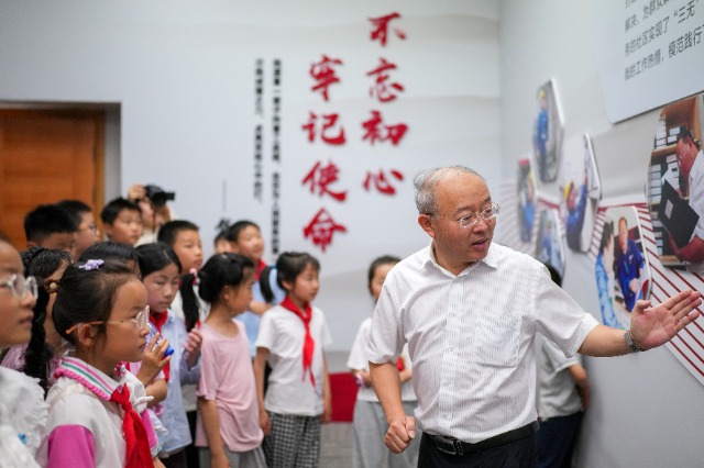 學(xué)生們與“時(shí)代楷模”錢海軍互動(dòng) 慈溪市學(xué)生成長(zhǎng)指導(dǎo)中心供圖.jpg