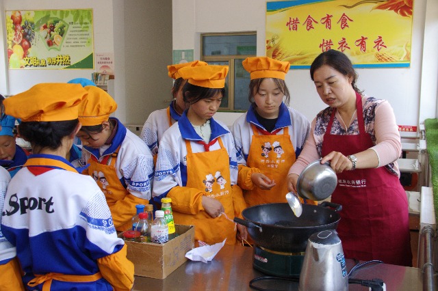 岷縣茶埠鎮(zhèn)中心小學(xué)學(xué)生鍛煉廚藝（攝影：董婧懿）.jpg