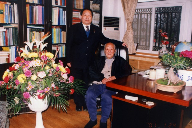 2001年2月，李德仁給導師王之卓拜年.jpg