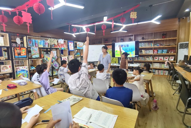 7月16日，姜堰區(qū)三水街道關(guān)工委陳莊社區(qū)校外輔導站開辦的《智慧運算一一感受別樣的數(shù)學》得到孩子們的青睞。（拍攝者：泰州市姜堰區(qū)關(guān)工委 全玉英）.jpg