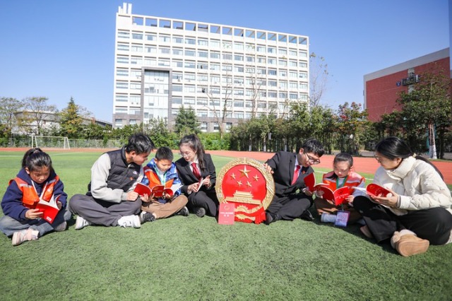 寧波財(cái)經(jīng)學(xué)院大學(xué)生和小學(xué)生共上一堂沉浸式法治教育課 徐凱陽(yáng) 攝.jpg